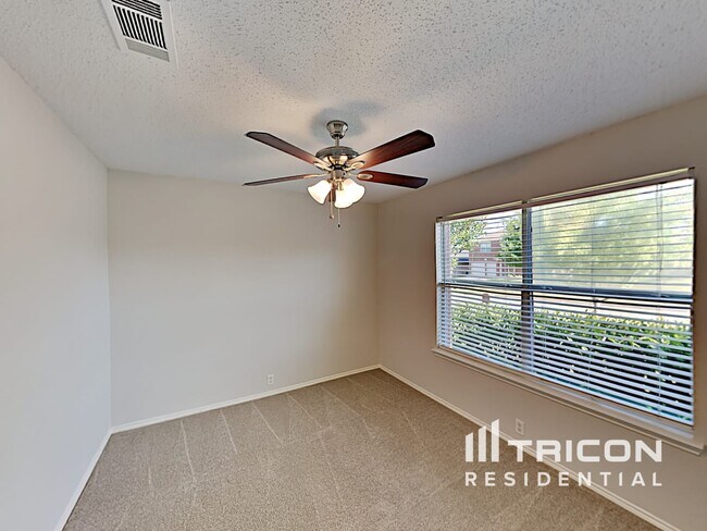 Building Photo - 704 River Run Dr