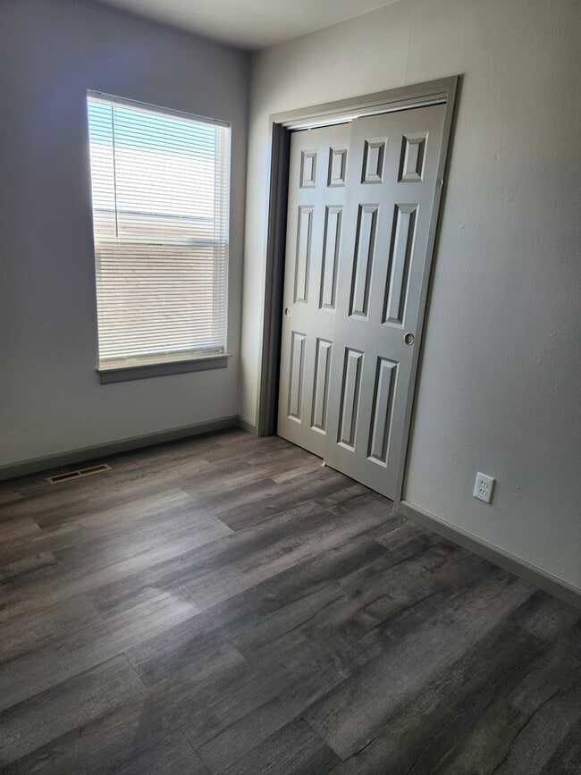 Building Photo - PM 231 - 521-523 W. 5th Street