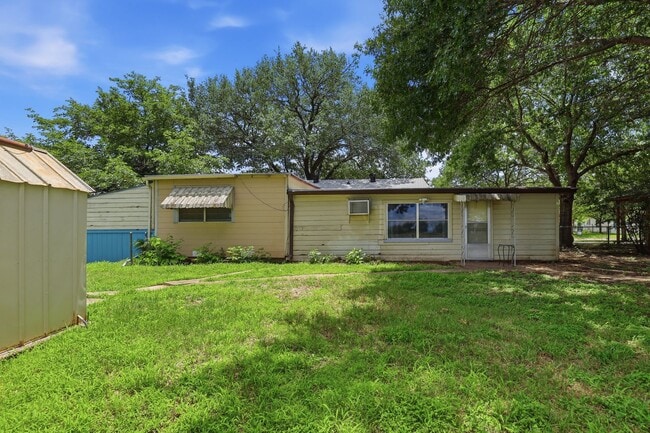 Building Photo - Great in Granbury