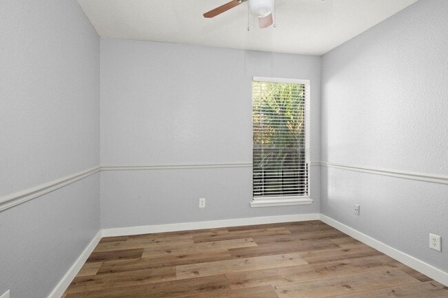 Building Photo - Richmond/Amanda west of Fondren, Classic, beautifully maintained, 2nd floor condominium offers 2 ...