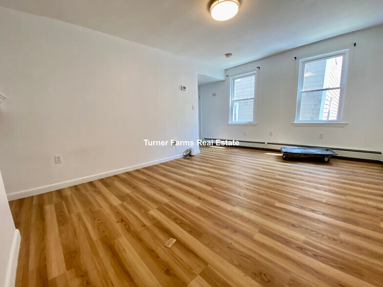 Building Photo - 15 5th St