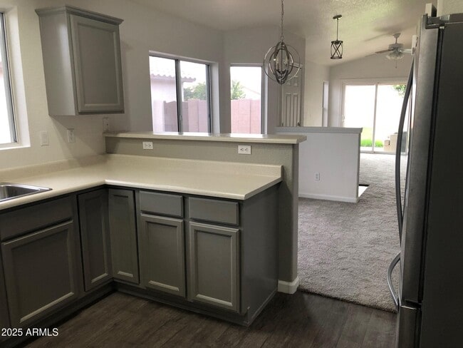 Building Photo - 735 E Baylor Ln