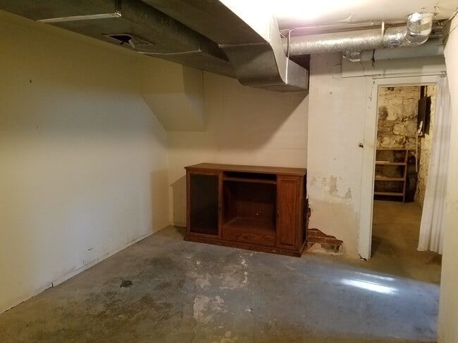 Building Photo - 622 W 18th St