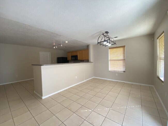 Building Photo - COMMUNITY POOL - LARGE 4 BEDROOM - Master Upstairs