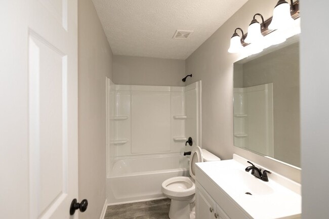 Building Photo - 3 bed 2.5 bath 2 story 2 car attached gara...