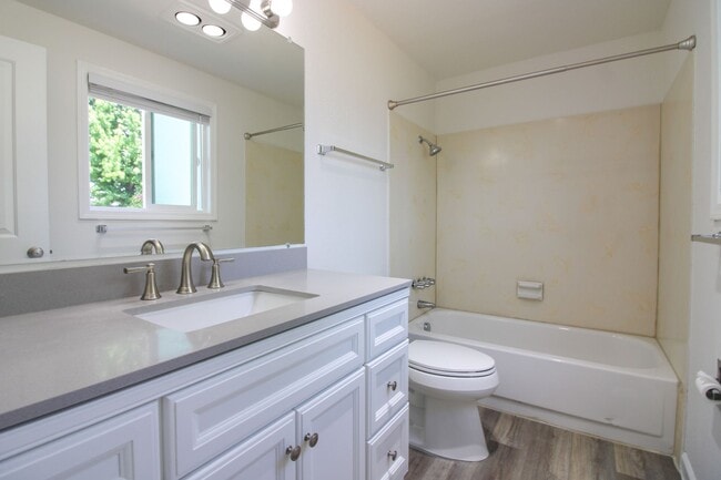 Building Photo - 1488 Warbler Dr SE