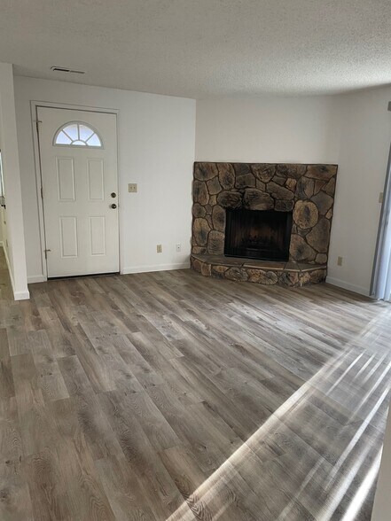 Living Room - 418 S Quillan Plz