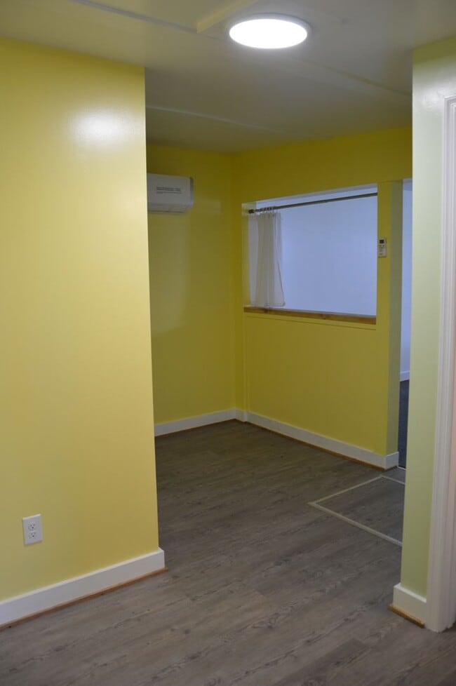 Building Photo - Newly Remodeled 1 Bedroom