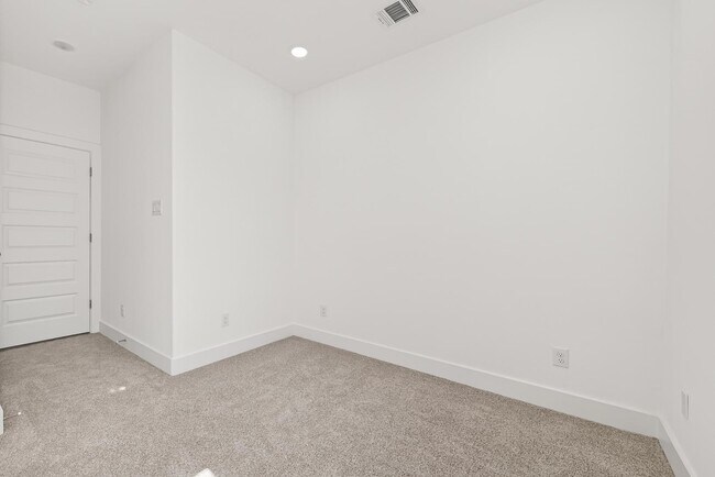 Building Photo - 5304 Lynnfield St