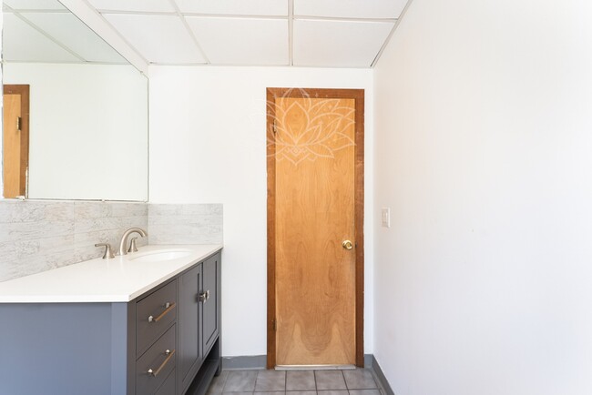 Building Photo - 621 N Rogers Ave