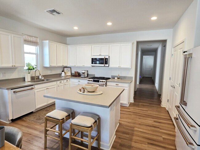 Building Photo - 4-bedroom + Den, 3-bath home in The Preserve at San Tan
