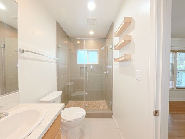 Building Photo - 442 Kelton Ave