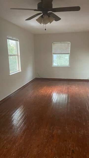 Building Photo - 516 E Esther St