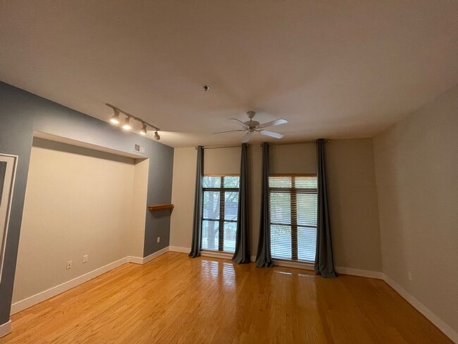 Building Photo - Uptown Charlotte Condo! Now Available!