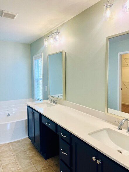 Building Photo - 1105 Circandian Ct