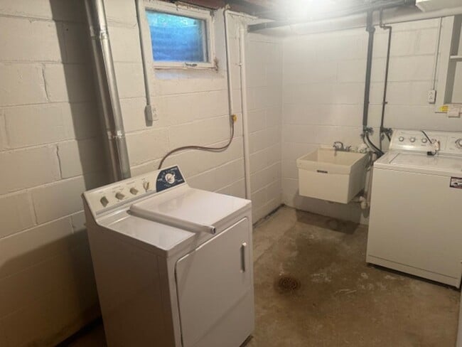 Building Photo - Amazing Home Next to Interlachen Golf Course with 4 bedrooms on Main Level, and Pond!