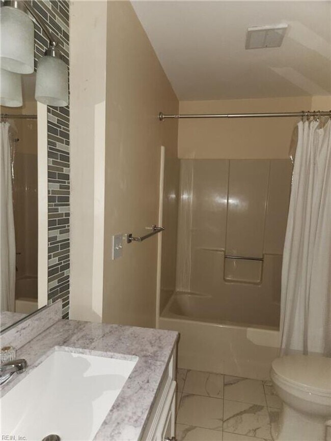 Building Photo - Newly Renovated Condo in Salem