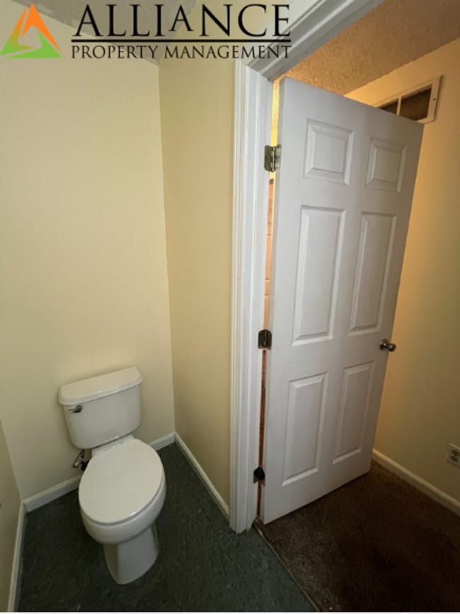 Building Photo - Spacious Rooms & Close to Downtown