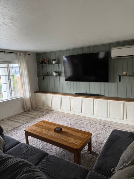 Building Photo - 2327 Don St