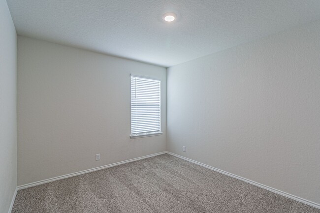 Building Photo - 4 bd/2 ba available NOW!! Wiseman/Talley F...