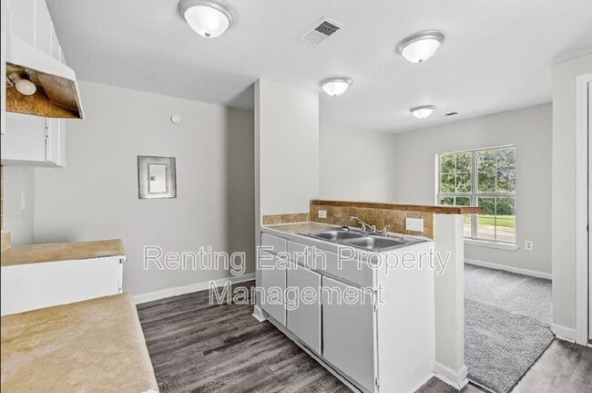 Building Photo - 725 3rd Ave N