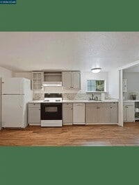 Building Photo - 326 1/2-E 1/2 Locust St