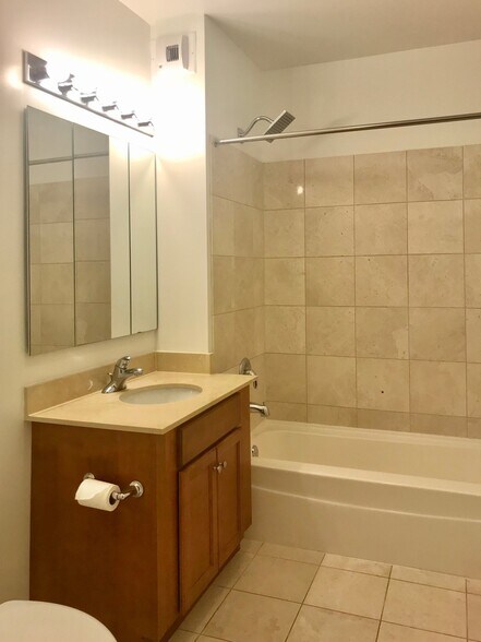 Building Photo - 450 E Waterside Dr