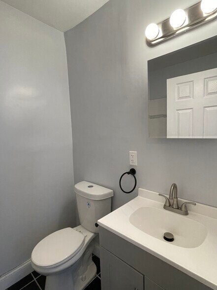 Apt 2 bath - 3706 Dolfield Ave