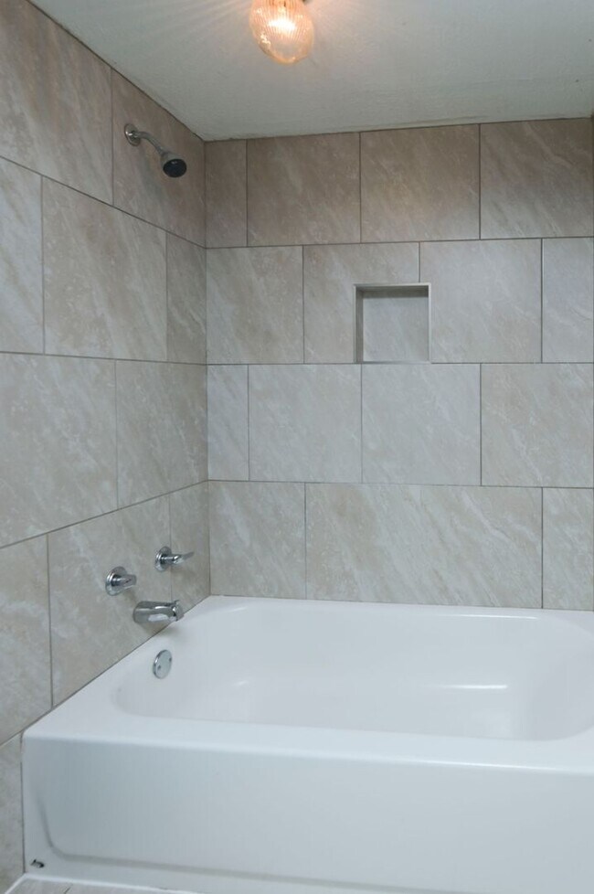 Building Photo - Charming 2 Bedroom Home, close to USC & lo...