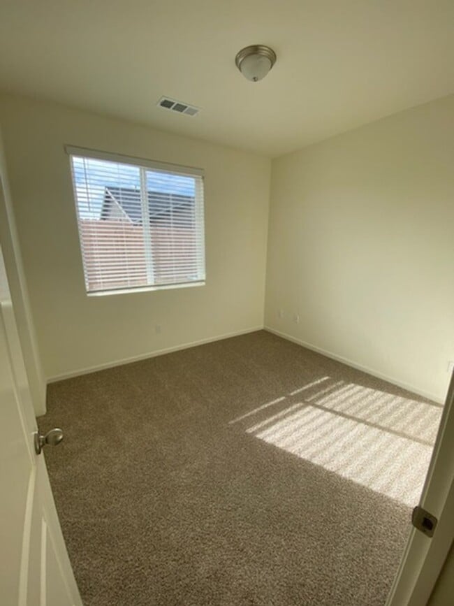 Building Photo - Beautiful Brand New Home in the gated Arbor Gates Subdivision with solar