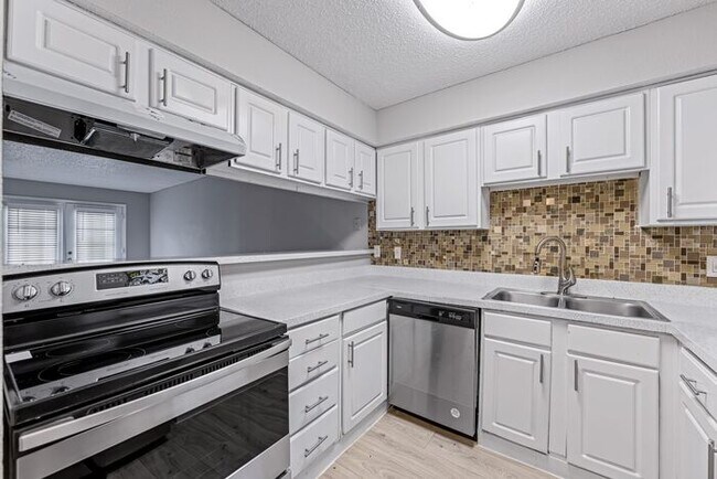 Building Photo - B2 | Lease Today and Receive 6 Weeks Free. *Restrictions apply.
