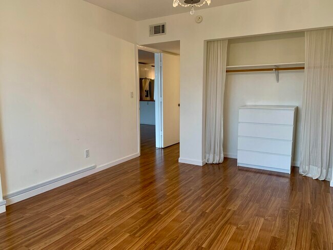 Building Photo - 912 Pine Dr