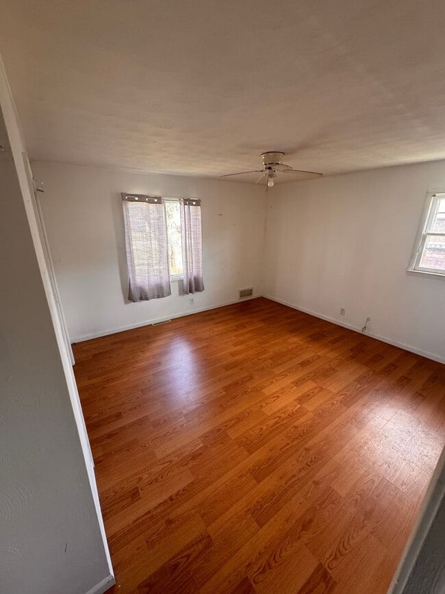 Building Photo - 3 Bed 1 Bath HOUSE