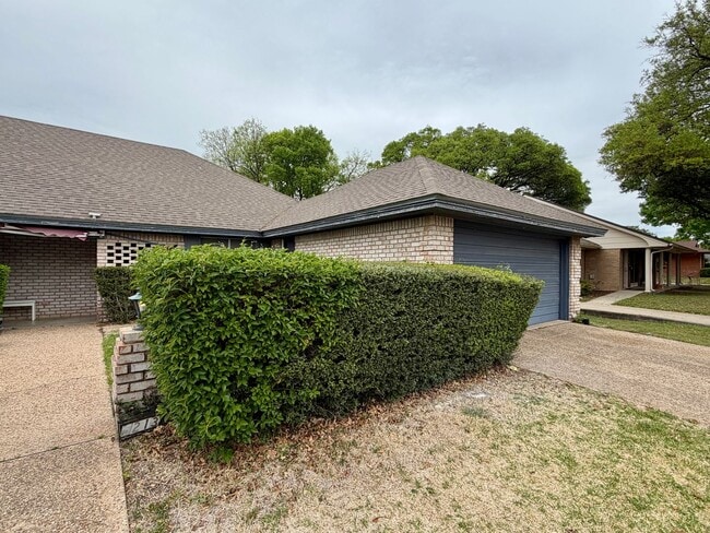 Building Photo - Duplex *LEASING SPECIAL AVAILABLE*