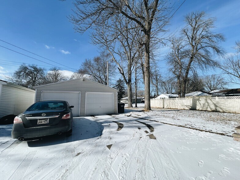 Building Photo - 2415 S Lawe St
