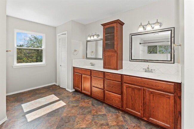Building Photo - 1807 Iris Ln