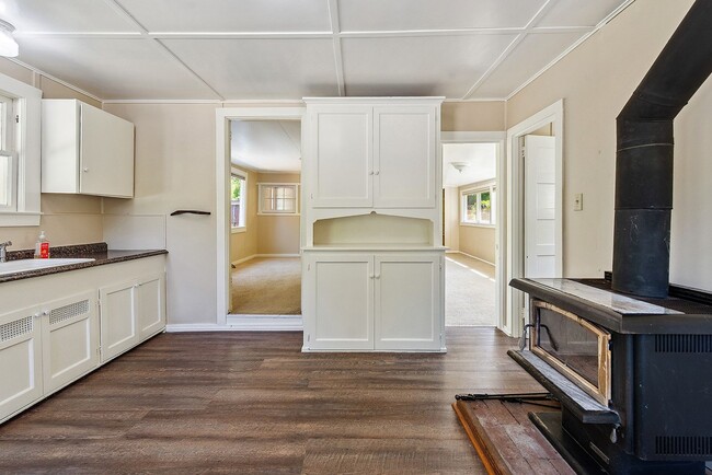 Building Photo - 750 Square Foot one  Bedroom cottage on pr...