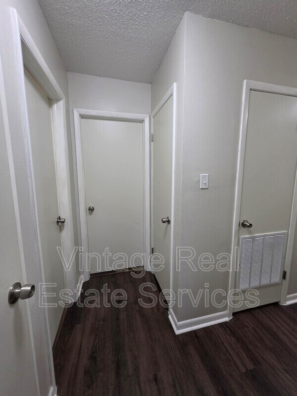 Building Photo - 851 Creekway Ct