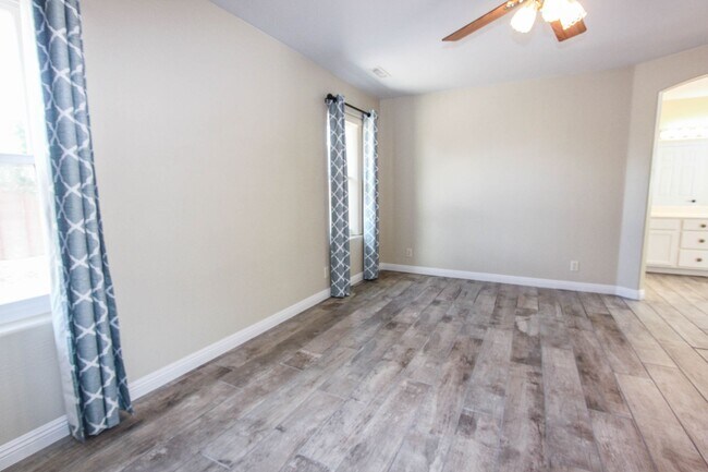 Building Photo - 3 Bedroom Home in Viewpoint East  Applicat...