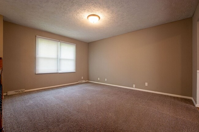Building Photo - Split Entry 3 Bedroom / 1.5 Bath Home