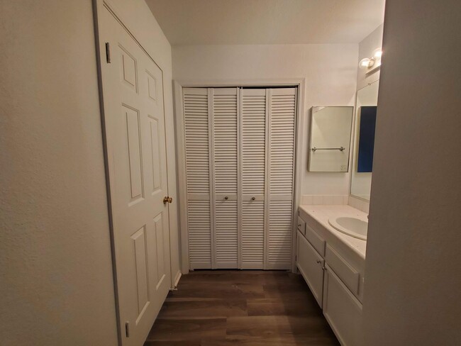 Building Photo - Update 2x2 Condo in Ideal Novato Location