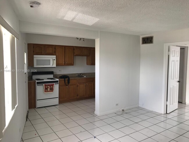 Building Photo - 1610 NW N River Dr