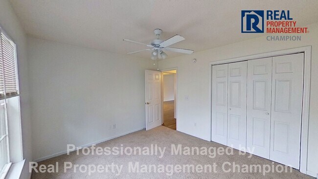 Building Photo - Upper Level Condo in Holton Place w/Community Pool