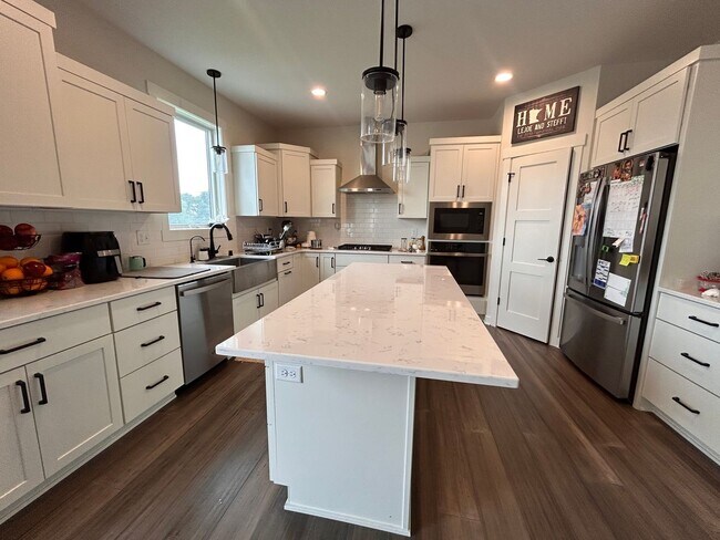 Building Photo - Stunning 5 Bed, 3.5 Bath Luxury Home for R...