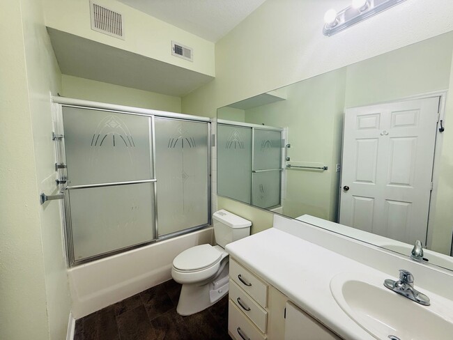 Building Photo - 2 Bedroom Condo For Rent in Carrollwood!