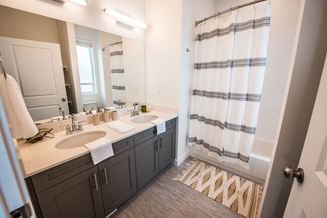Building Photo - Summer Special! 4 Weeks Rent Free + $0 Down Deposit OAC 3 Bed 2.5 Bath Townhome in South Ogden