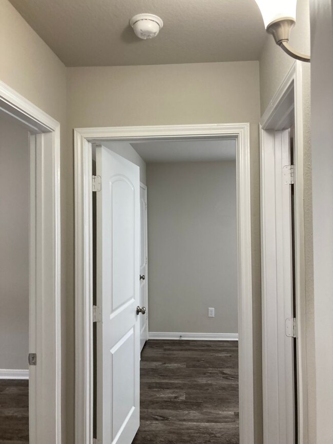Building Photo - Three-bedroom, Two bath, two car garage Ho...