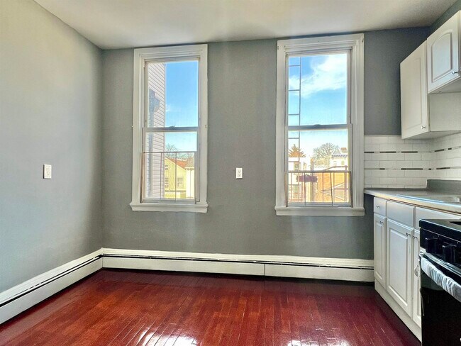 Building Photo - 80 Paterson St