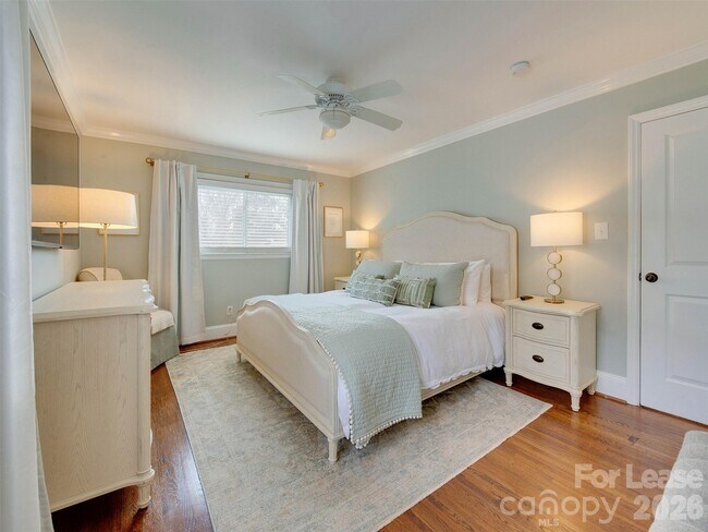 Building Photo - 3221 Sunset Dr