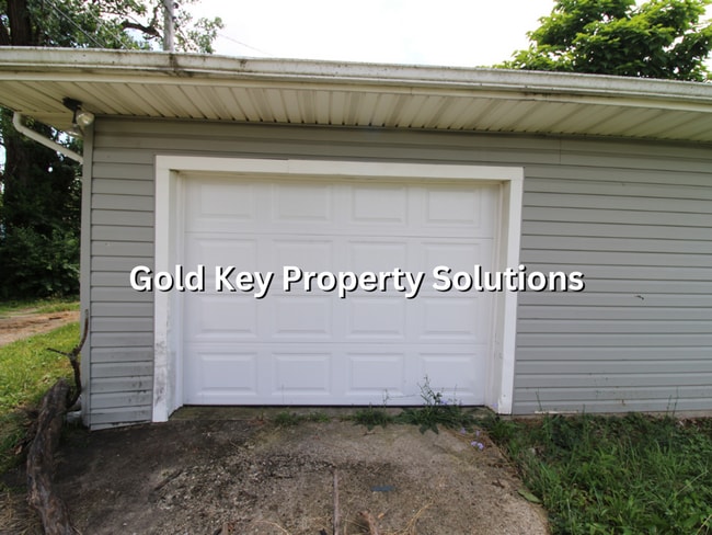 Building Photo - 3 BR 1.5 BA House with Garage and Central ...